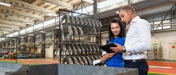 Wynająć pracowników czy zlecić realizację usług, czyli agencja pracy tymczasowej a outsourcing