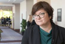 Spada zaufanie Polaków do państwa. Zbudowanie wiarygodności wymaga jasnej komunikacji ze społeczeństwem
